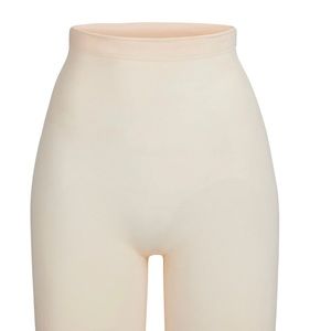 SKIMS Sculpting Short Mid Thigh (Clay)